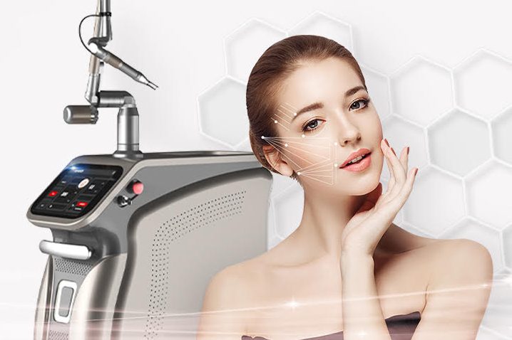 Model met een moderne pico laser machine en een lichte glimlach op haar gezicht.